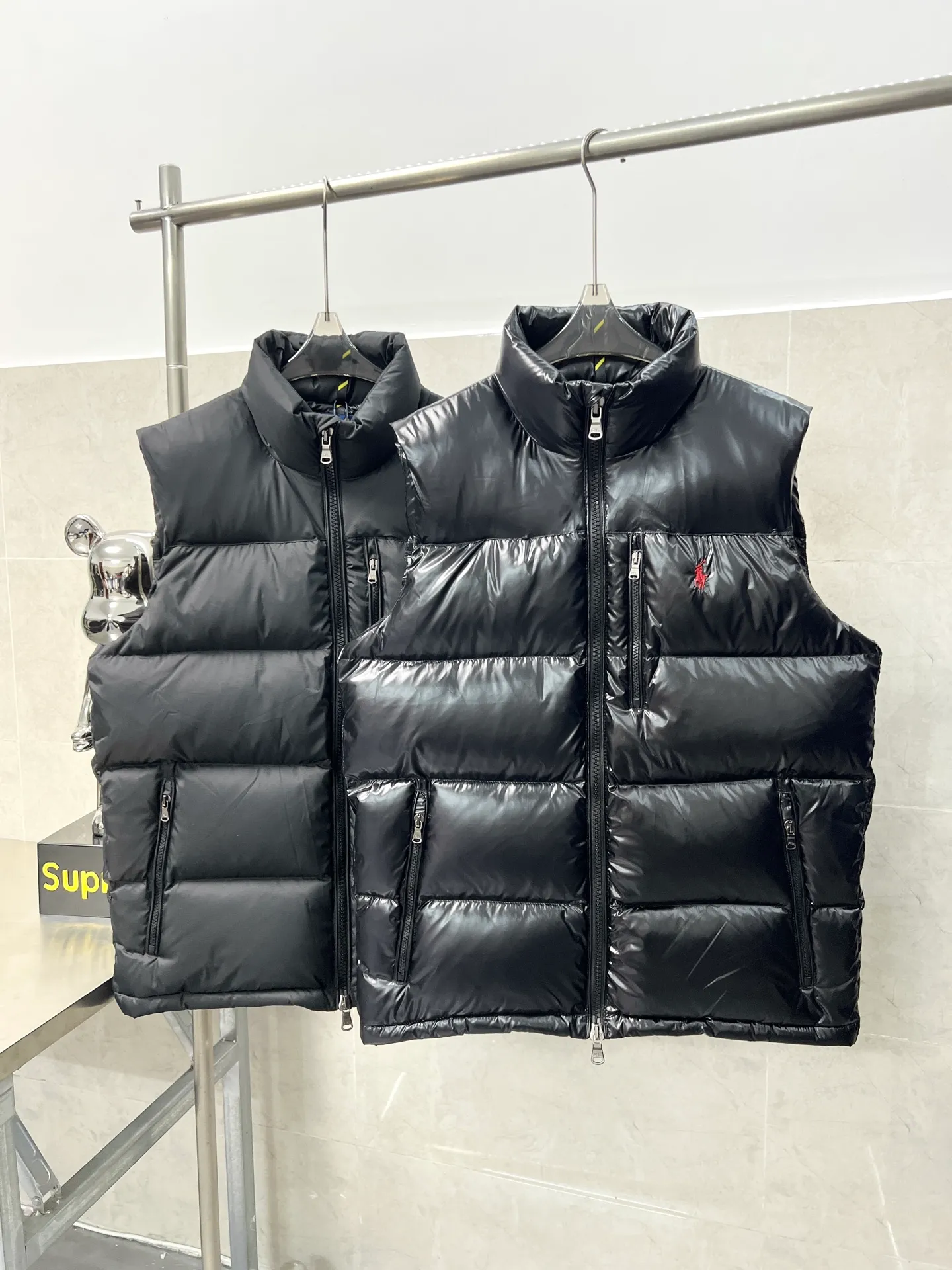 P660 Polo Ralph Lauren 2025 pony embroidered glossy half-high collar down vest. Neat tailoring creates a smart posture. Return to the bustling city. Filled with white duck down. It is warm and comfortable without being bulky. It does not lose its personality and looks low-key. Original customized fabric with a certain sense of color. Color: glossy black, matte black. Size: S M L XL XXL